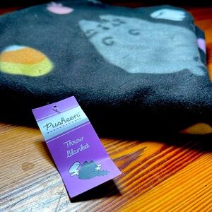 PUSHEEN Halloween throw blanket. 🎃